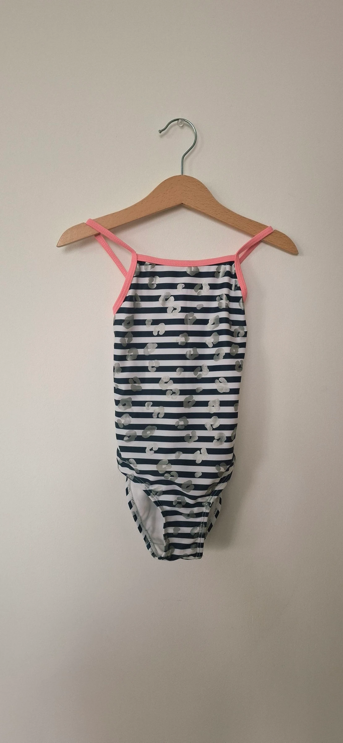 🩵 Superbe maillot de bain 1 pièce HEMA – marinière & léopard argenté avec touches de rose – 110/116 cm – état comme neuf ✨